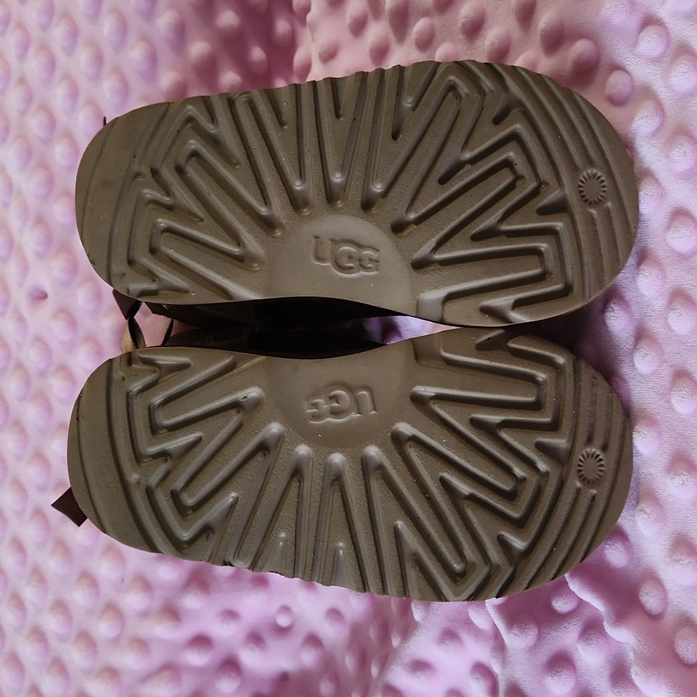 Ugg Mini Bailey Boots - Picture 4 of 4